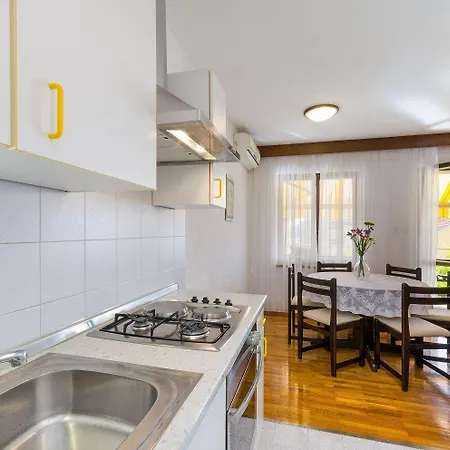 Charmantes Mit Meerblick, Privatparkplatz, Grillplatz, Wifi, Klima Apartament Crikvenica